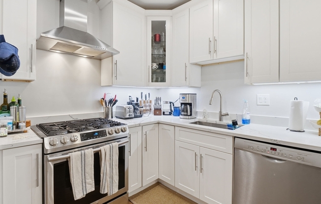 2 beds, 2 baths, 1,305 sqft, $4,800, Unit 3
