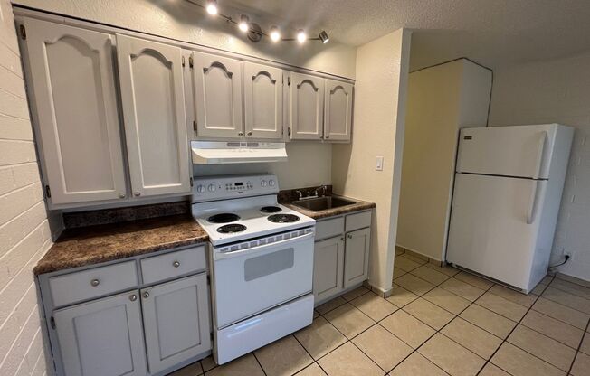 Studio, 1 bath, 400 sqft, $915, Unit 23