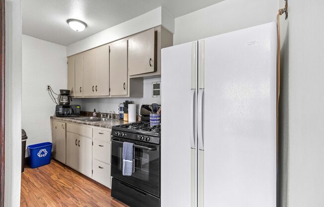 1 bed, 1 bath, 350 sqft, $750, Unit 715 - Unit 3 - STR