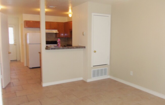 2 beds, 1.5 baths, 1,100 sqft, $875, Unit B