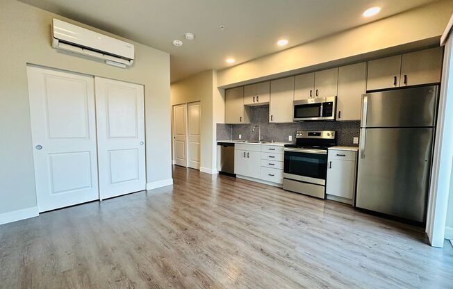 Studio, 1 bath, 327 sqft, $1,570, Unit 4th #215