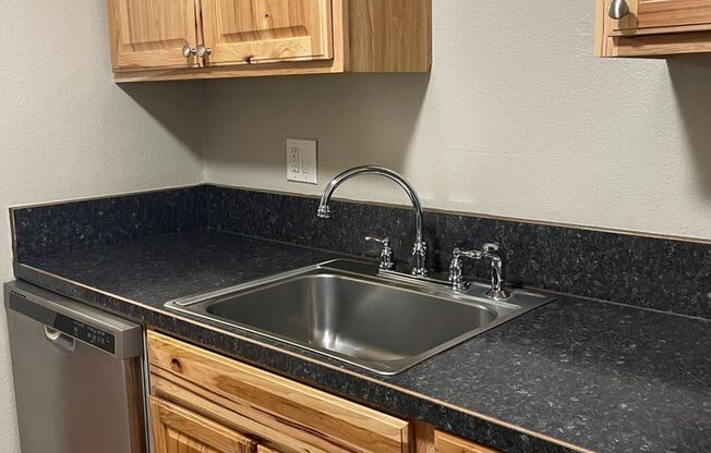 2 beds, 1 bath, 907 sqft, $1,400, Unit 1889B