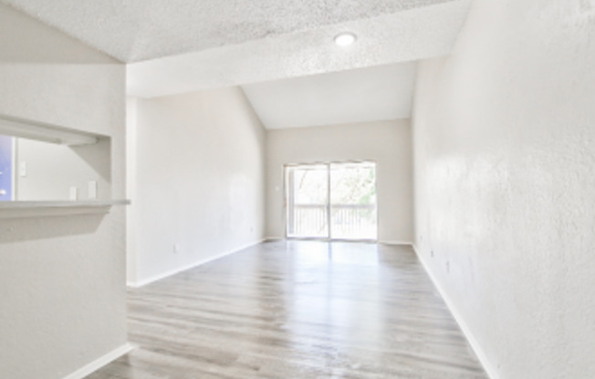 1 bed, 1 bath, 735 sqft, $895