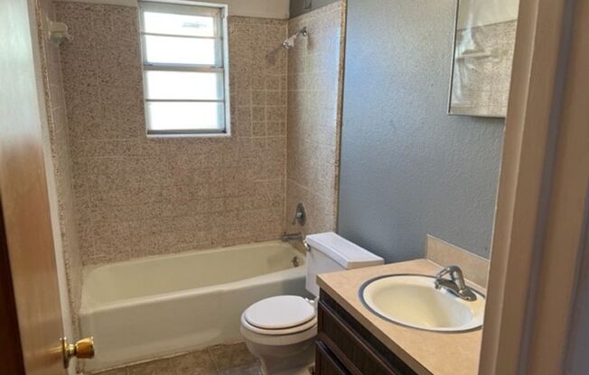 2 beds, 1.5 baths, 1,050 sqft, $925, Unit A