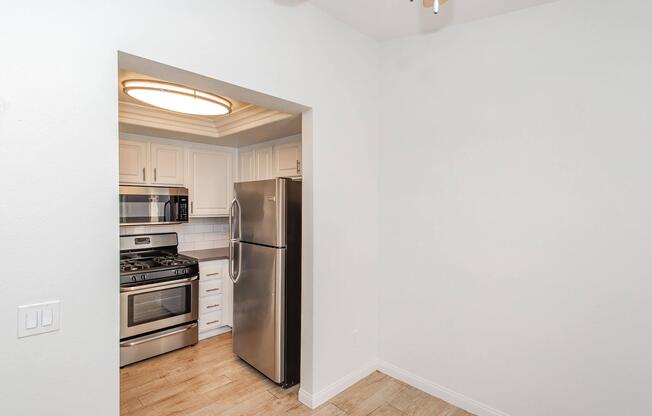 2 beds, 2 baths, 880 sqft, $3,020