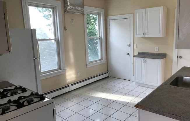 2 beds, 1 bath, 850 sqft, $3,250, Unit 2