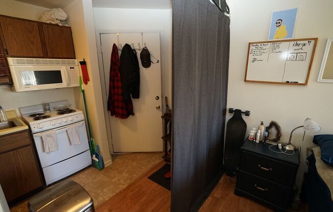 Studio, 1 bath, $800, Unit 4