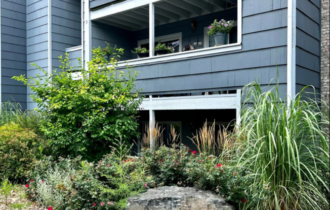 CHARMING 2 Bed 2 Bath Condo in Gunbarrel- Available NOW!