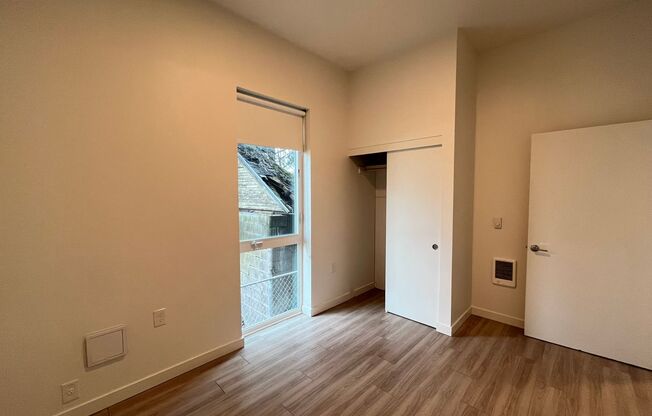 1Bd/1Ba Condo in the SE Lents Neighborhood ~ Washer/Dryer in Unit, Stainless Steel Appliances, Quartz Counter Tops!