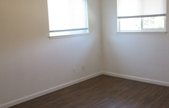 2 beds, 1 bath, $1,045, Unit # 28