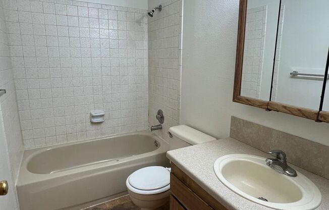 2 beds, 1 bath, $925, Unit 566 Chastain # 4