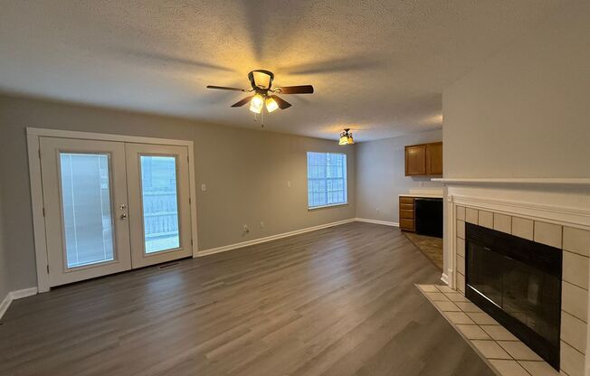 3 beds, 1.5 baths, $1,075, Unit Apt 32