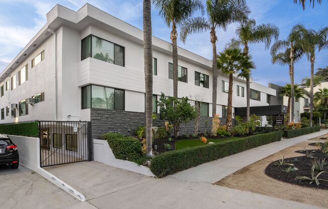 Live in one of the best locations in Los Angeles - Hollywood Hills