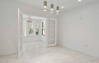 2 Kitchen Home in Forest Hills - Ideal for Shared Living