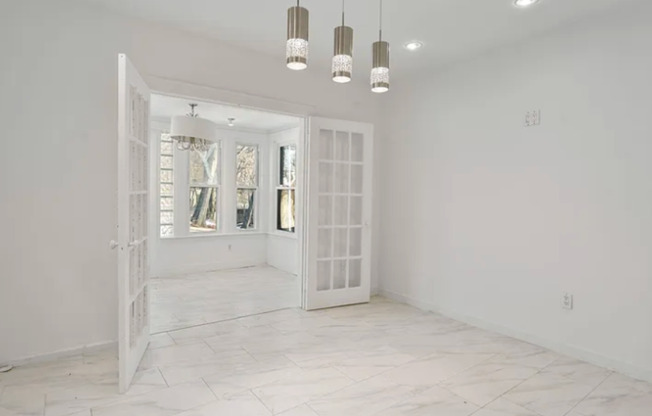 2 Kitchen Home in Forest Hills - Ideal for Shared Living