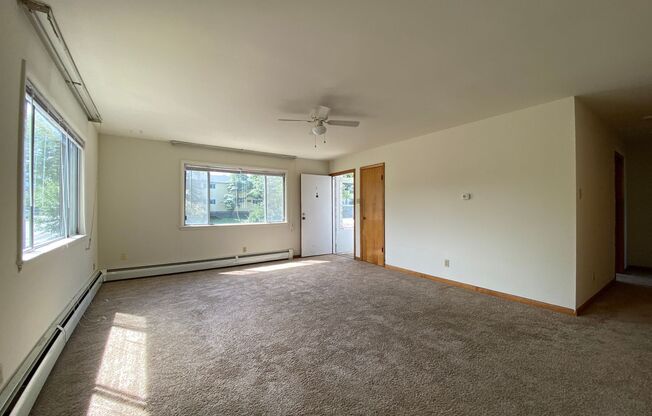 2 beds, 1 bath, 560 sqft, $900, Unit Apt. 4