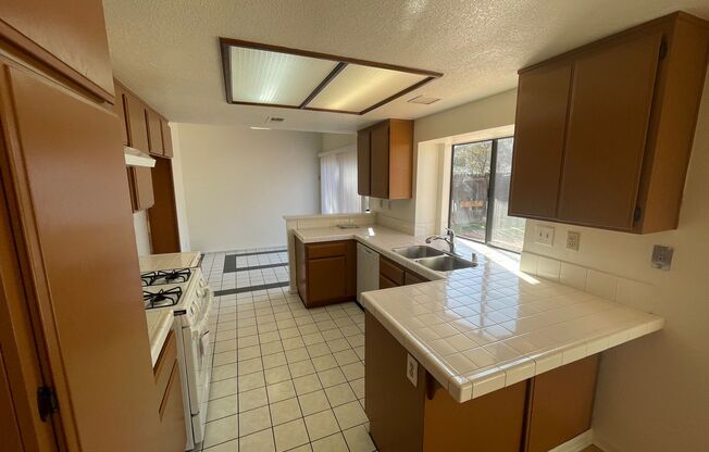 LARGE 4 BEDROOM 3 BATHROOM HOME IN MORENO VALLEY WITH LARGE YARD!