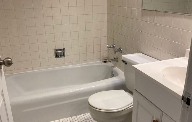 1 bed, 1 bath, 700 sqft, $1,575, Unit 421-#406