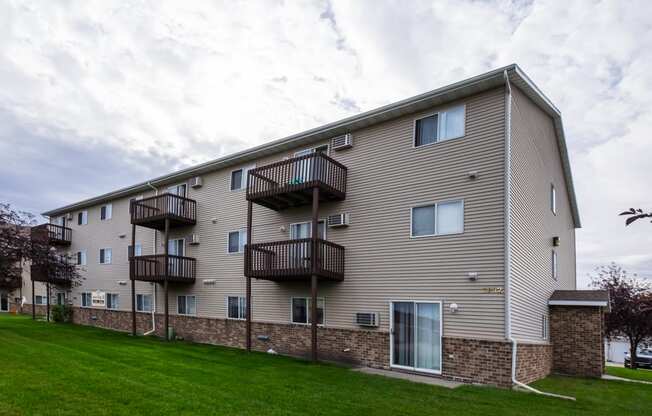 exterior of Aspen Ridge Apartments in Fargo, ND