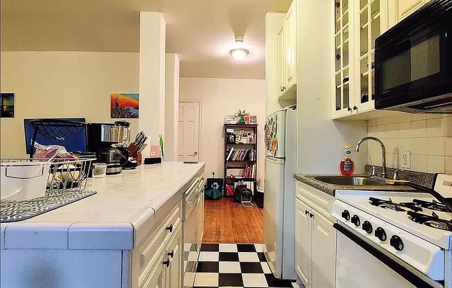 1 bed, 1 bath, 3 sqft, $2,700, Unit 4H