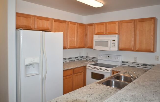 Stunning 2 Bed 2 Bath Apartment with Modern Updates and Private Balcony, Walking Distance to CMU!!