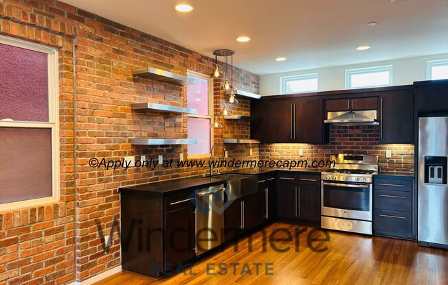 Modern Tri-Level Home in Tapestry Square – 2BR/2.5BA with Luxury Finishes