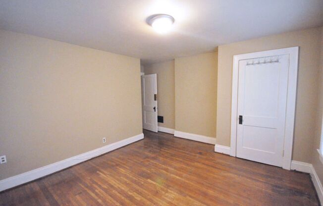 3 beds, 1 bath, $1,650, Unit 385