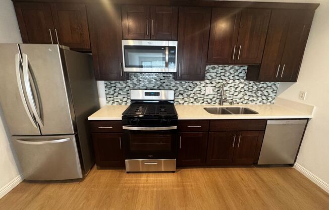 2210 Vanderbilt Ln
