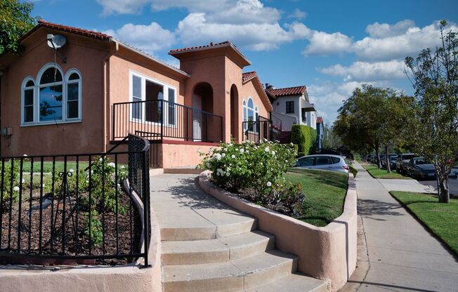 SPACIOUS 2 BED / 1  BATH SINGLE-FAMILY HOME IN BEAUTIFUL LOS ANGELES