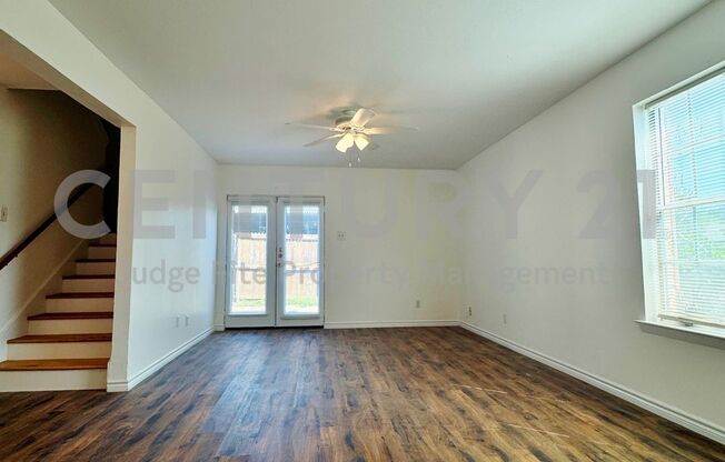 Charming 2-Story 2/1.5 Condo in Great Irving Location For Rent!