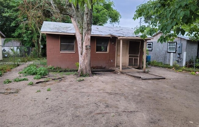 1836 NW 2 ST