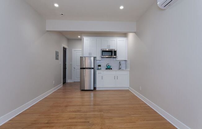 Studio, 1 bath, 290 sqft, $1,950, Unit 211