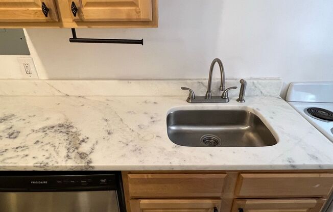 1 bed, 1 bath, 750 sqft, $1,595, Unit 869-4