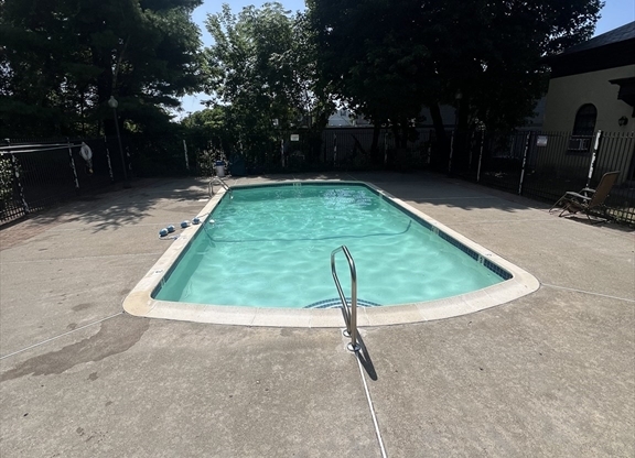 2 beds, 1 bath, 764 sqft, $2,100, Unit 1-27