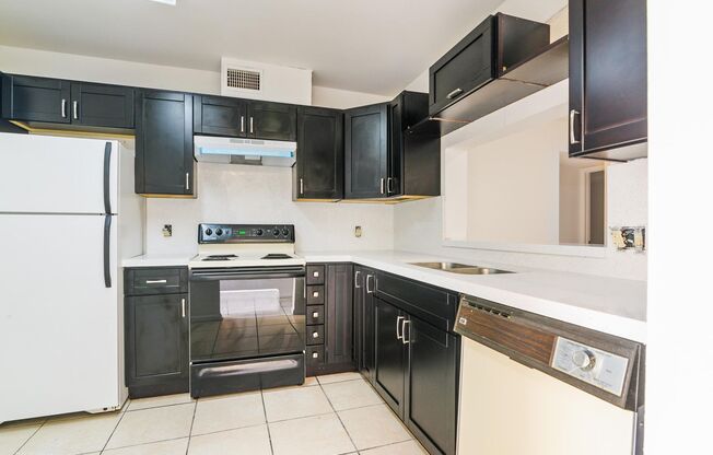 Spacious 1 bed 1 bath condo in Pembroke Pines! Unit will not LAST!