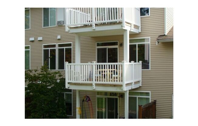 2 beds, 1 bath, $2,000, Unit # #T 202