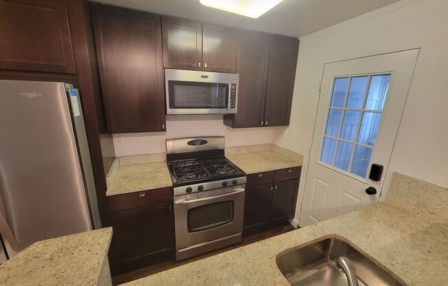 Beautiful 3BR townhouse with parking and yard
