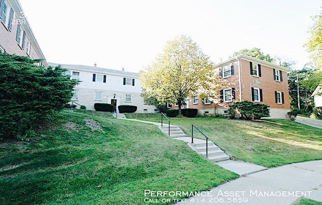 1336 E RANDOLPH CT