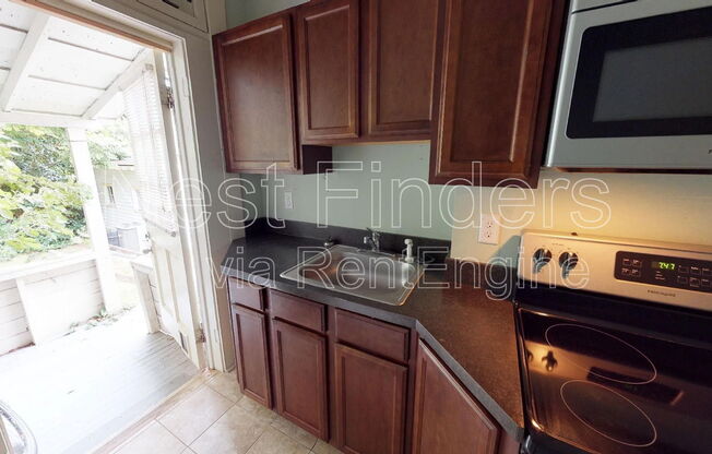 2145 Oak Street - Unit D Two Bedroom