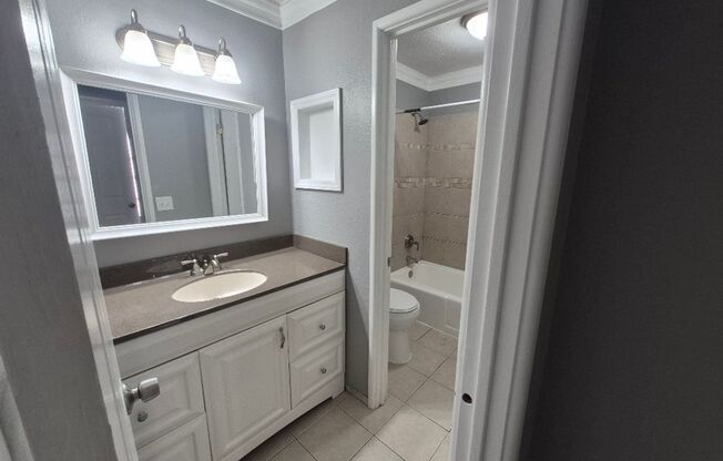 2 beds, 1 bath, 945 sqft, $1,100, Unit 4001D