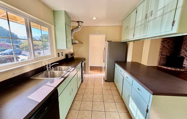 Single Family Home 3 Bed / 1 Bath Home w/ Familyroom - Richmond, CA