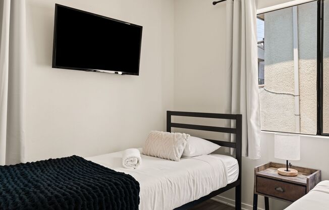 A fully furnished 5 bedroom, 2 bathroom apartment with common areas at 1823 Pelham Ave. Unit 8