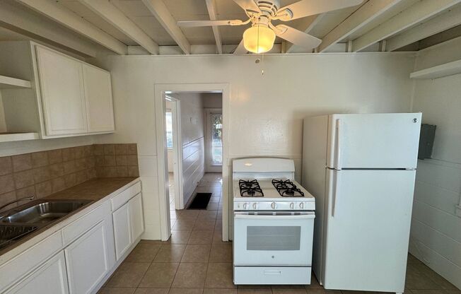 2 beds, 1 bath, $2,850