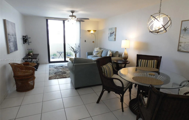 1623 Collins Ave
