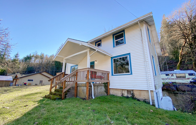 Beautiful Country Living 4 Bed + 1 Bath!! Updated House with tons of Charm! Washer and Dryer Hookups