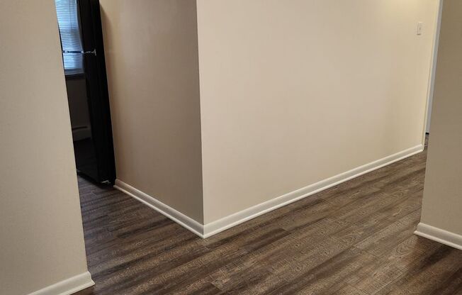 2 beds, 1 bath, 878 sqft, $1,305, Unit WY19005