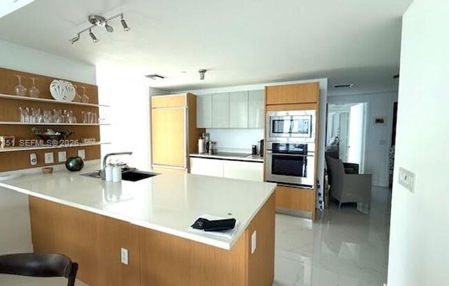 3 beds, 2 baths, 1,395 sqft, $7,250, Unit 460 NE 28th St # 2908