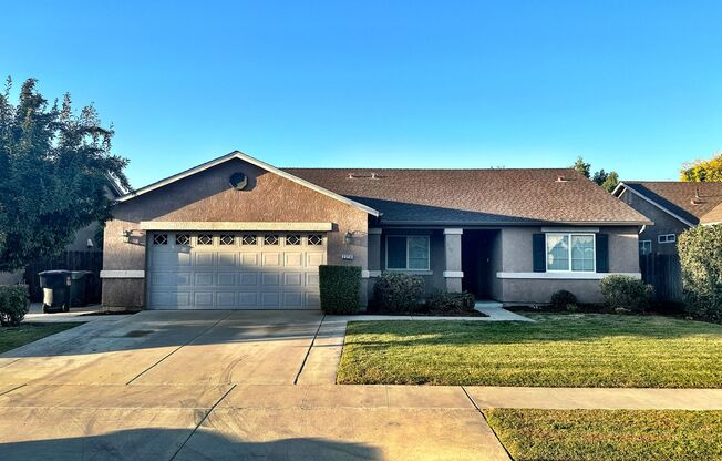 2216 E ARLEN AVE - 3 BEDROOM 2 BATH - OFFICE NOOK - VISALIA