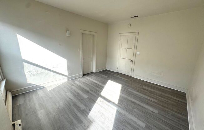 3 beds, 1 bath, $1,700, Unit 118 Apt 3