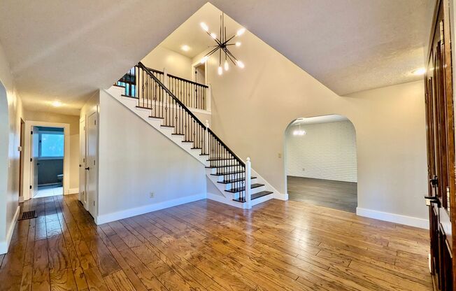 **$1500 OFF 2ND FULL MONT'S RENT** Beautiful Home in Lake Oswego with Private Sports Court in the Sought After Westview Estates!